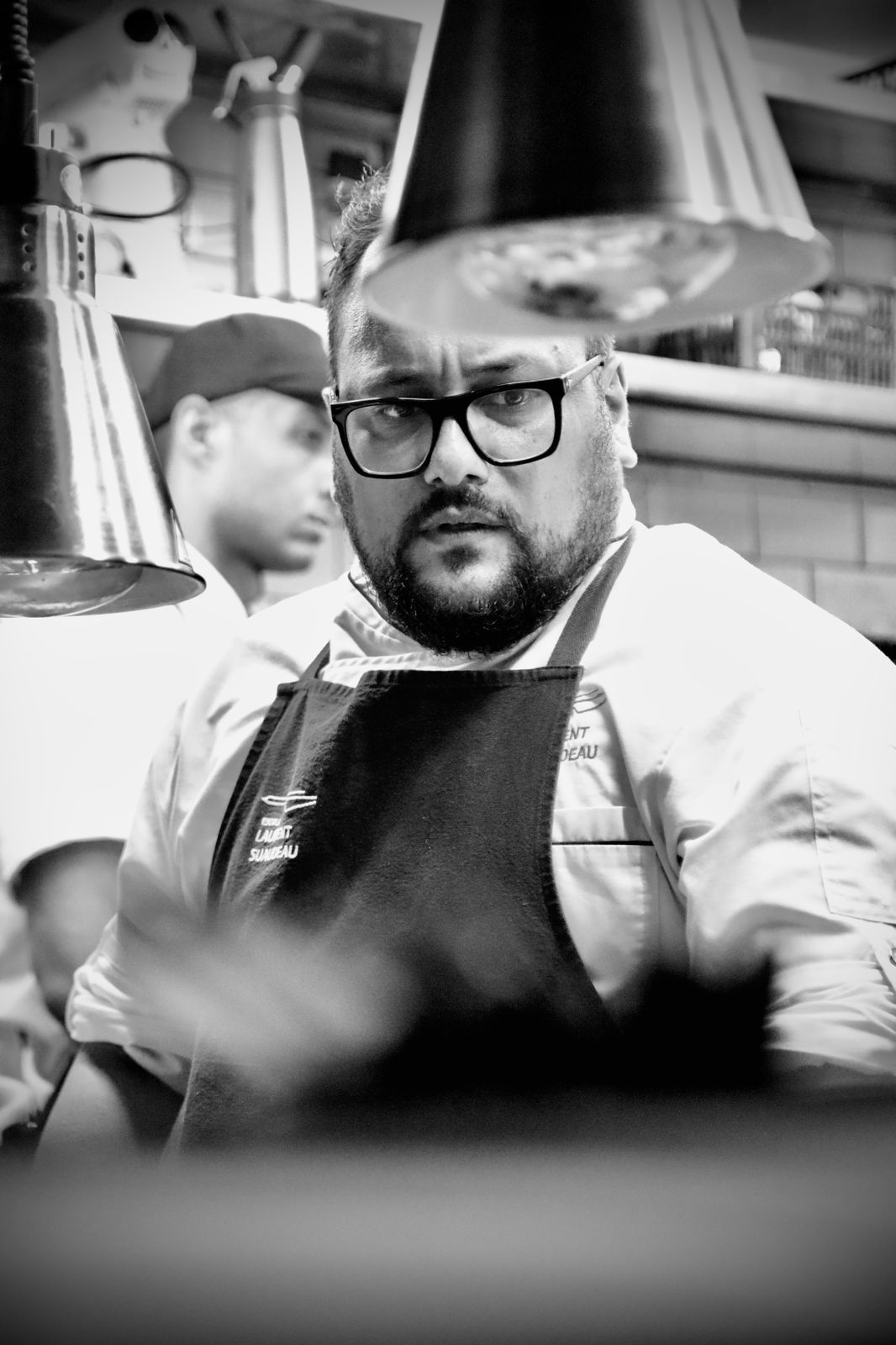 Chef Mazinho Marcon finalizando um prato no DUO Bistrô